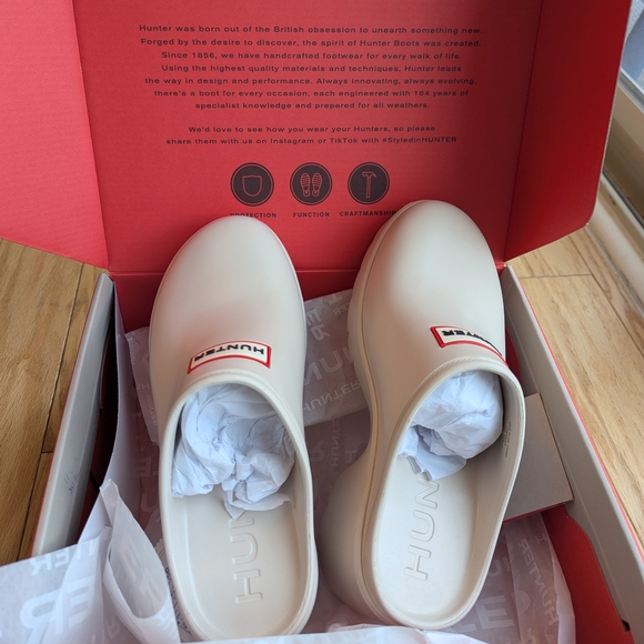 Hunter White Clogs - Picture 4 of 4